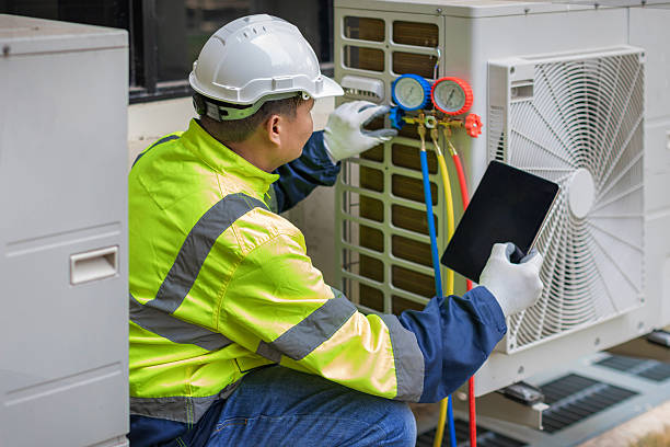 Professional Hvac technician working in Wellman, IA